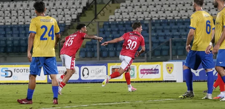 FK Crvena Zvezda oyunçuları qol sevinci yaşayır