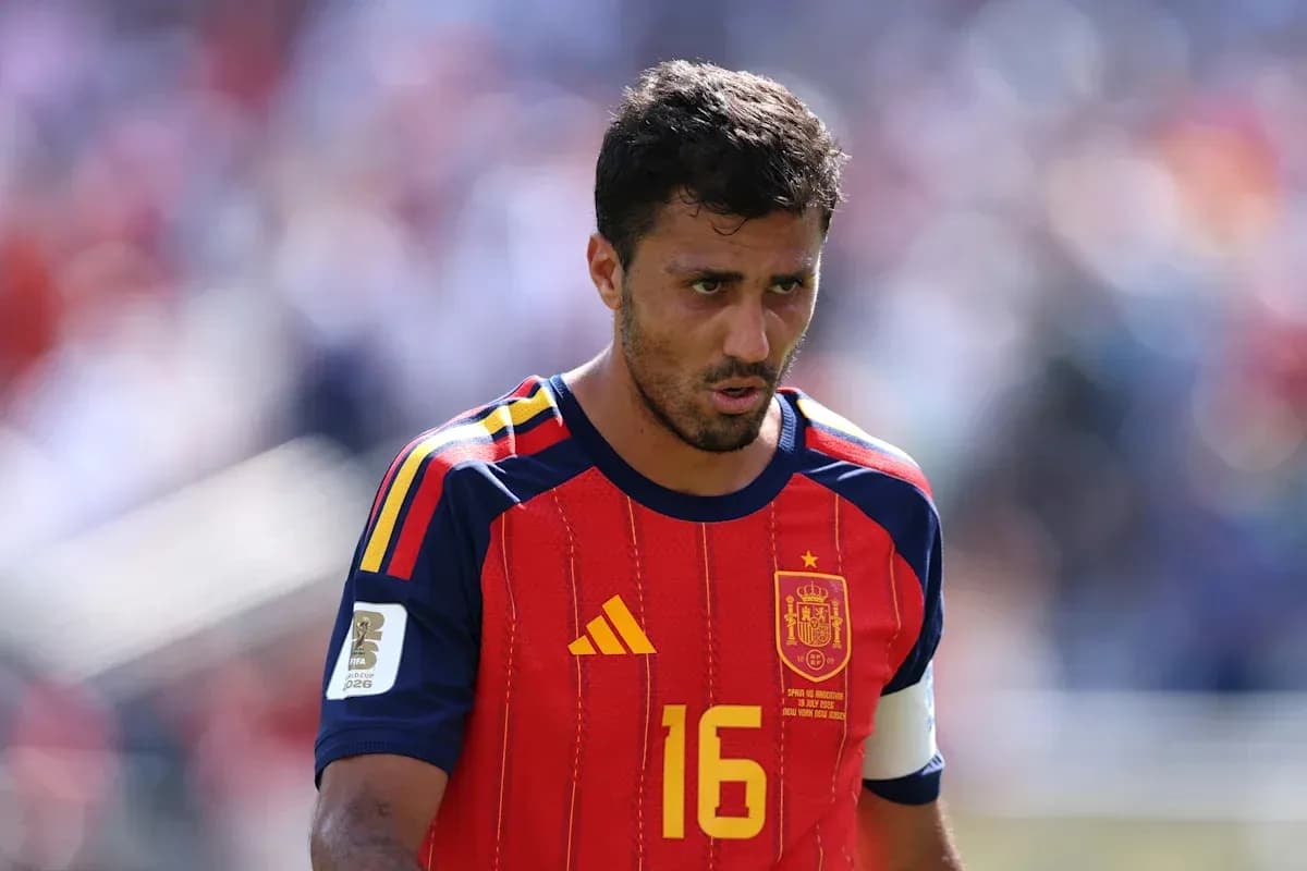 Futbolçunun İspaniya formasında meydanda yürüməsi