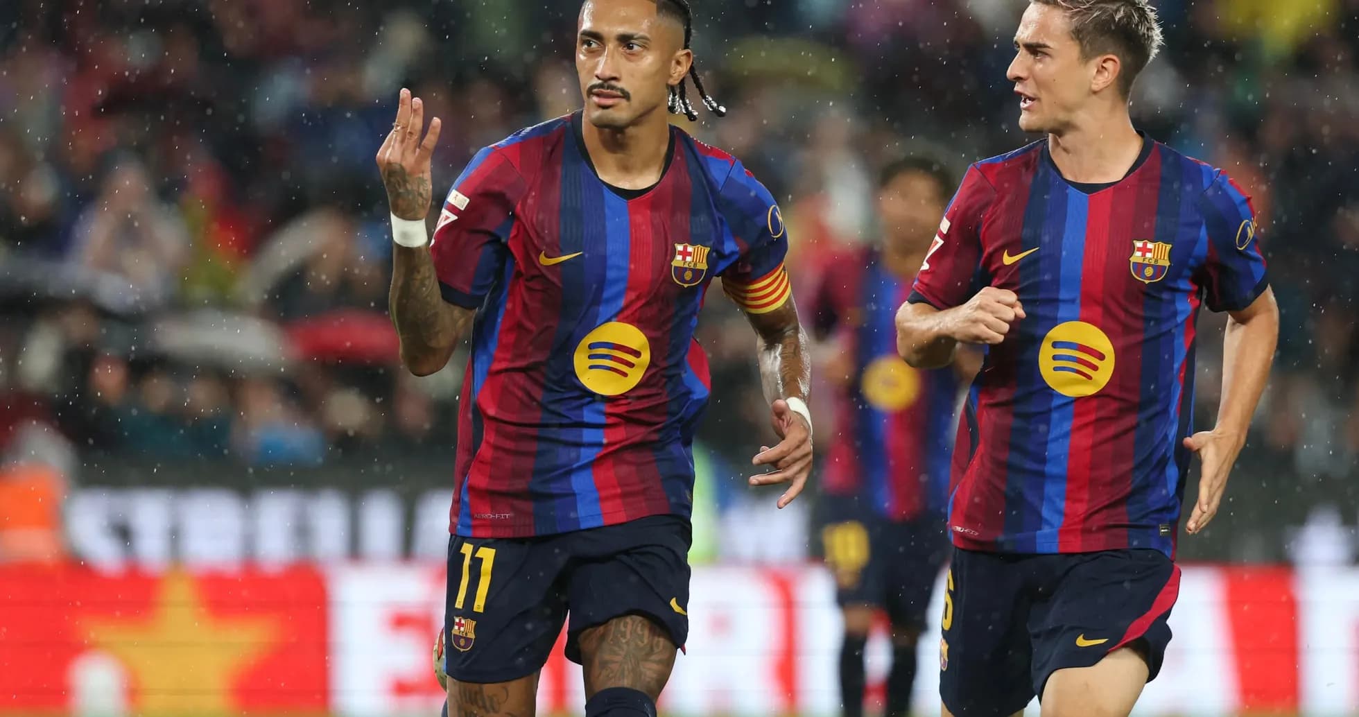 Barcelona futbolçuları qol sevinci yaşayır