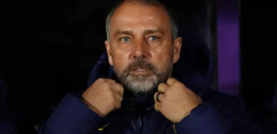 Koçun şortlu oturmuş şəklini tənzimləyir