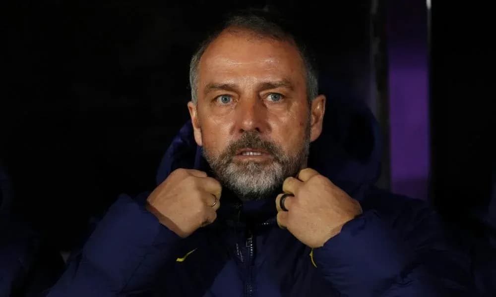 Koçun şortlu oturmuş şəklini tənzimləyir