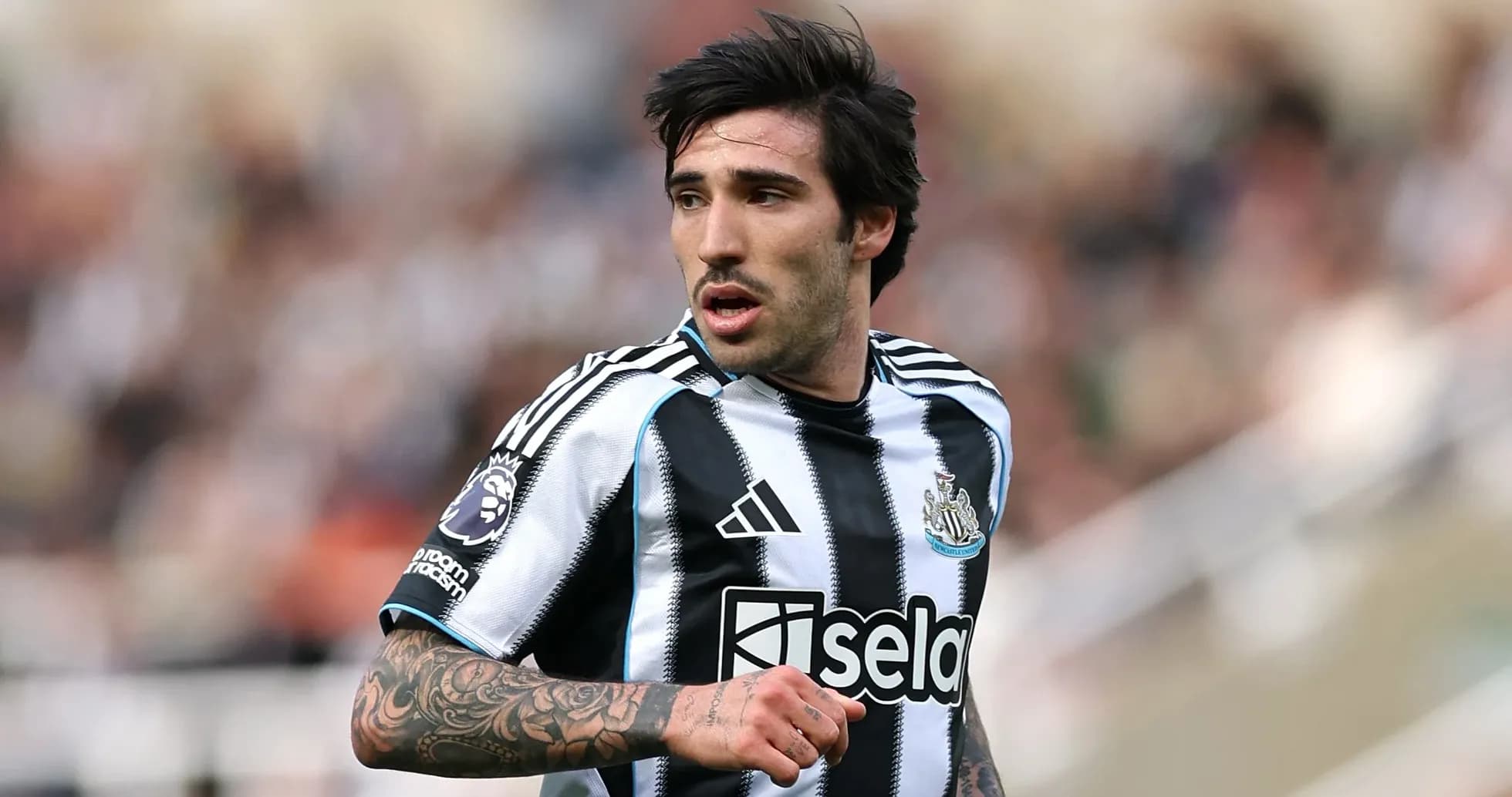 Futbolçu Newcastle formasında meydanda qaçır