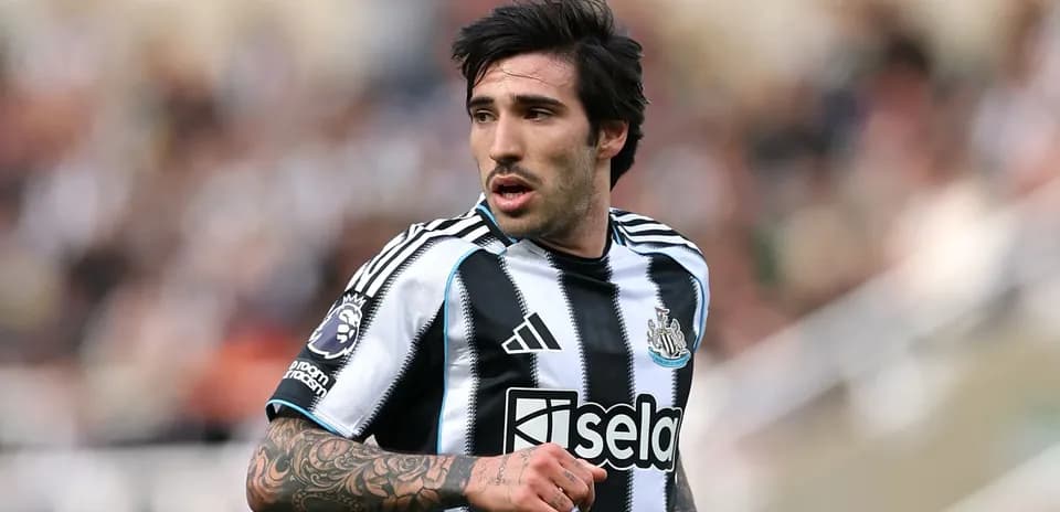 Futbolçu Newcastle formasında meydanda qaçır