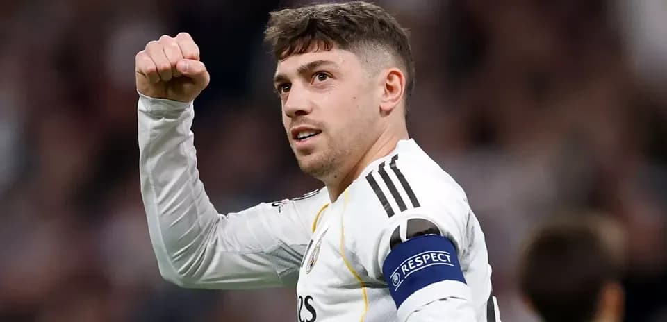 Futbolçu qolunu yuxarı qaldıraraq sevinir