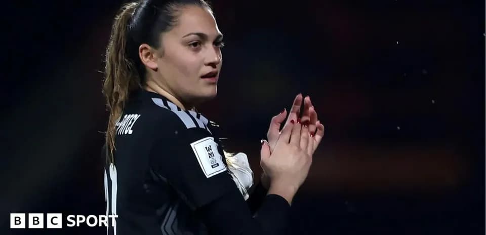 Qadın futbolçunun alqış etdiyi an