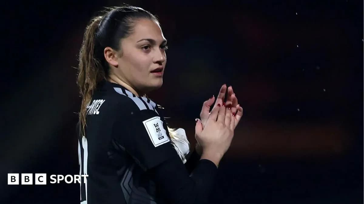Qadın futbolçunun alqış etdiyi an
