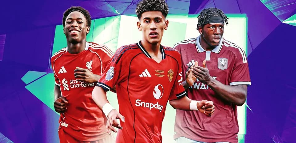 Üç futbolçunun komanda forması ilə pozası