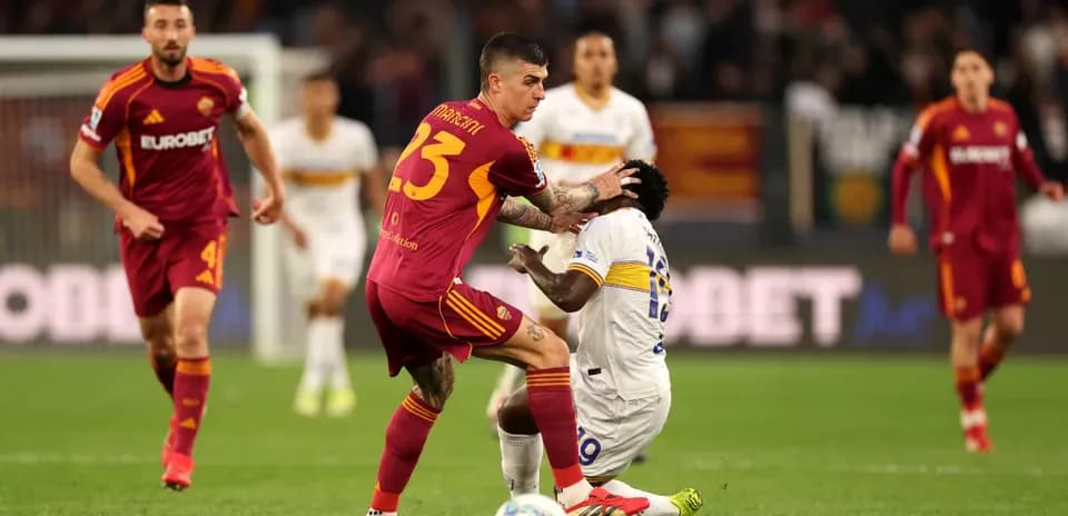 İki futbolçunun top üçünə mübarizə