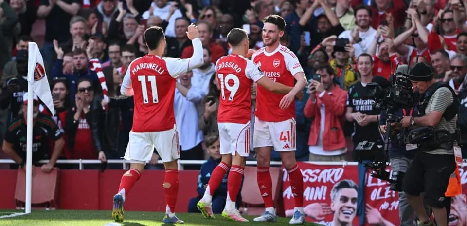 Arsenal oyunçuları qolu qeyd edirlər