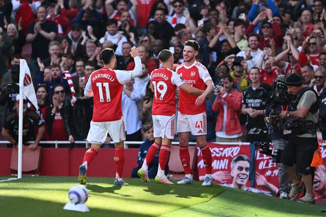 Arsenal oyunçuları qolu qeyd edirlər