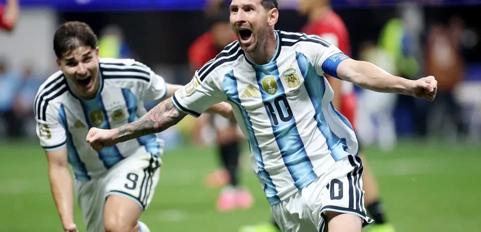 Messi və komanda yoldaşları sevinir
