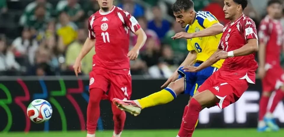 İsveç və Tunis futbolçuları mübarizə aparır