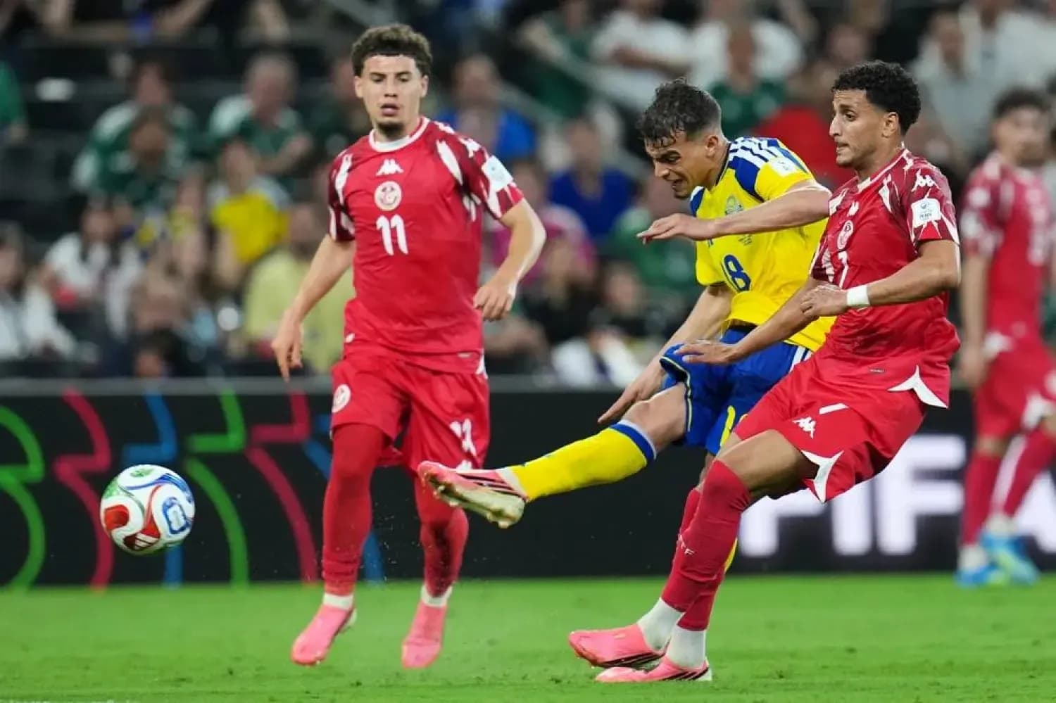 İsveç və Tunis futbolçuları mübarizə aparır