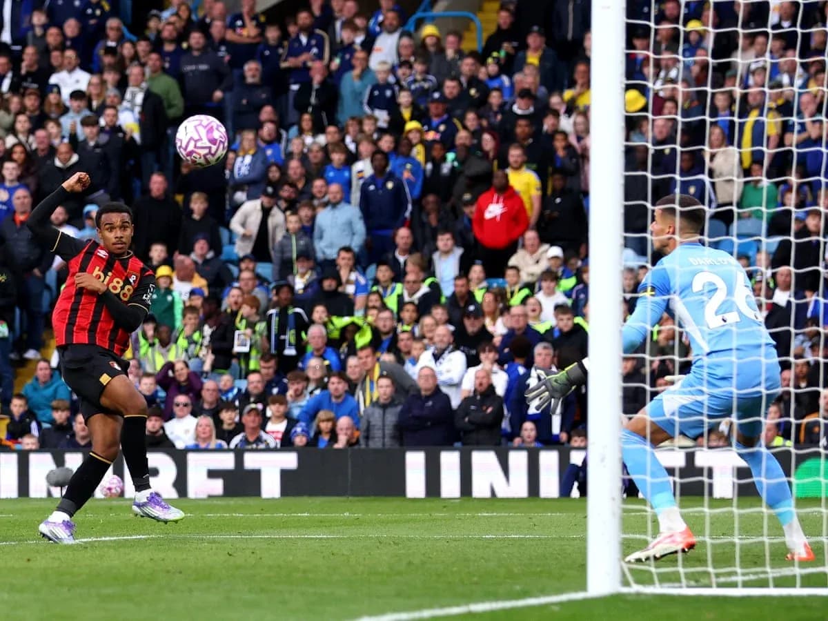 Bournemouth futbolçusu qapıya zərbə vurur