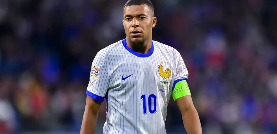 Futbolçu Kylian Mbappé oyun zamanı sahədə