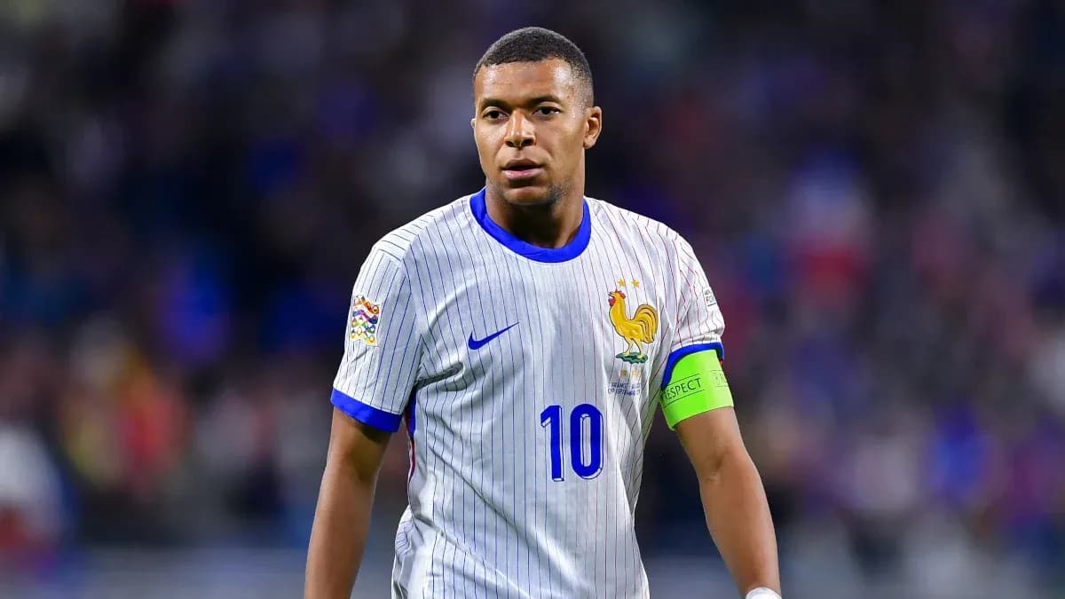 Futbolçu Kylian Mbappé oyun zamanı sahədə