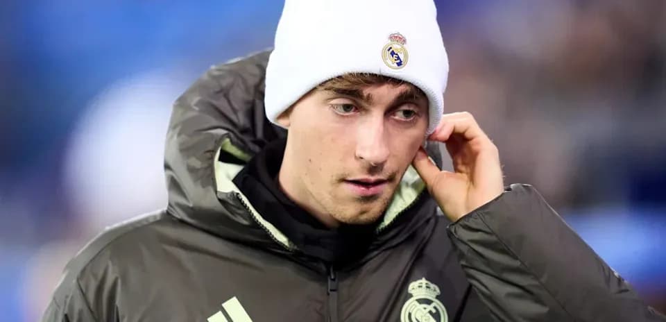 Futbolçu Real Madrid geyimində, qış papağı ilə
