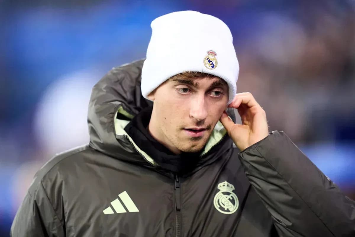 Futbolçu Real Madrid geyimində, qış papağı ilə