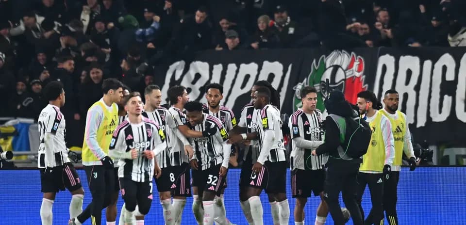 Juventus futbolçuları qələbə münasibətilə sevinir