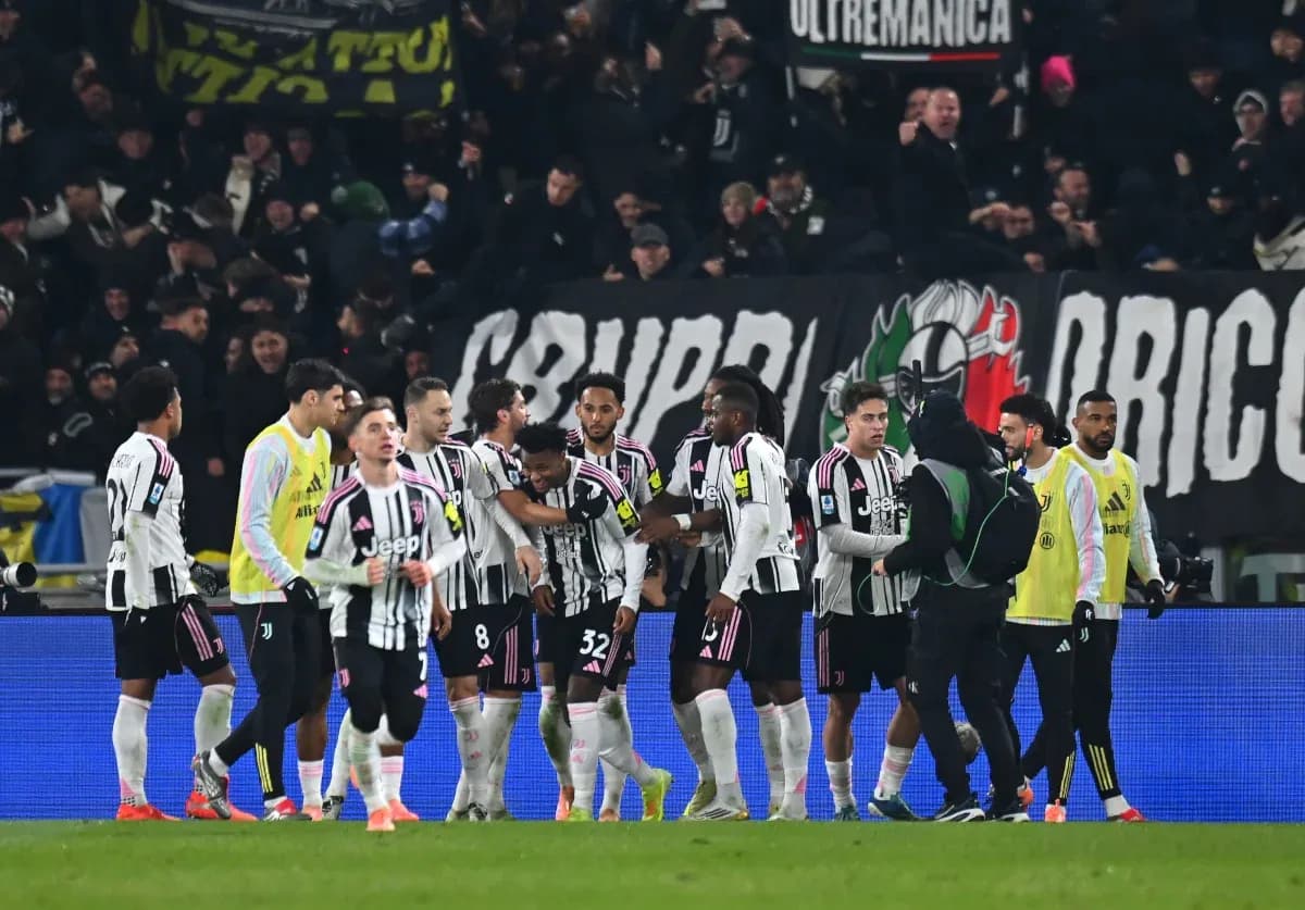 Juventus futbolçuları qələbə münasibətilə sevinir