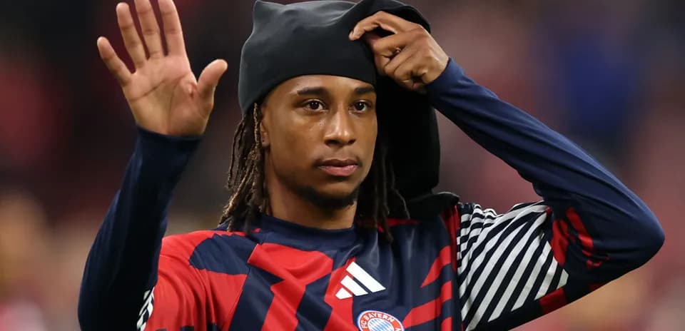 Bayern Munich player waving while adjusting headwear