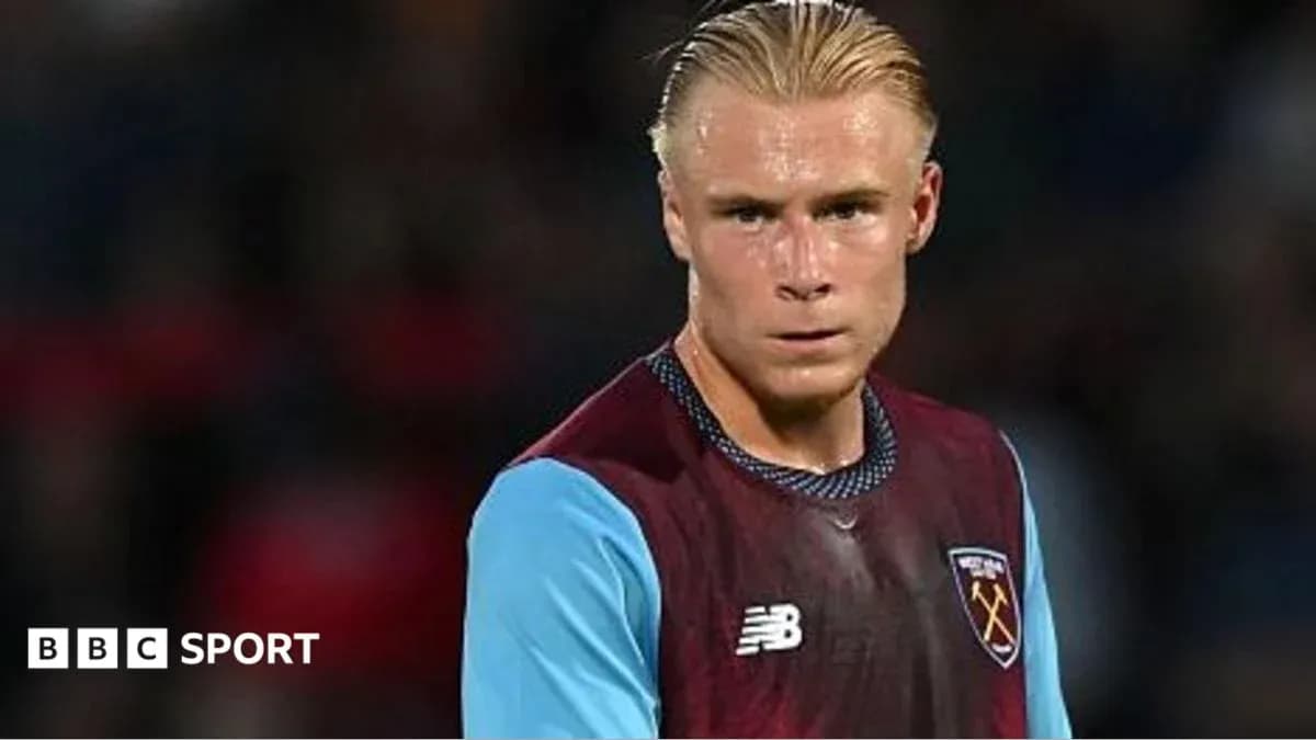 Futbolçu oyun zamanı diqqətlə baxır