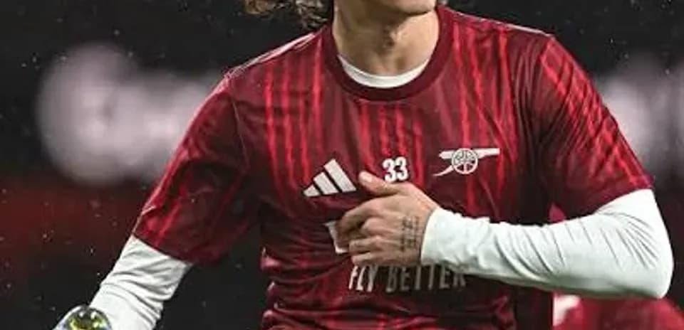 Futbolçu meydanda oyun öncəsi hərəkət edir