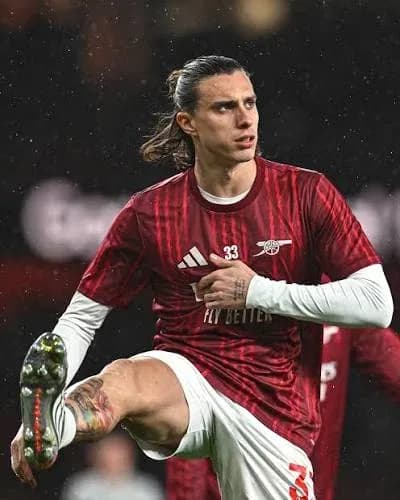 Futbolçu meydanda oyun öncəsi hərəkət edir