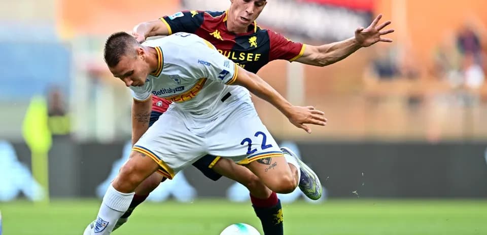 Lecce və Genoa futbolçuları mübarizə aparır