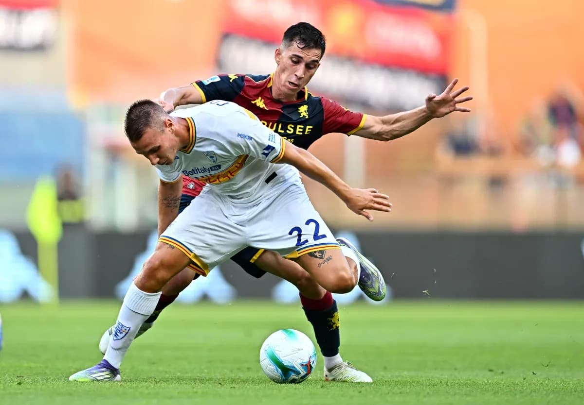 Lecce və Genoa futbolçuları mübarizə aparır