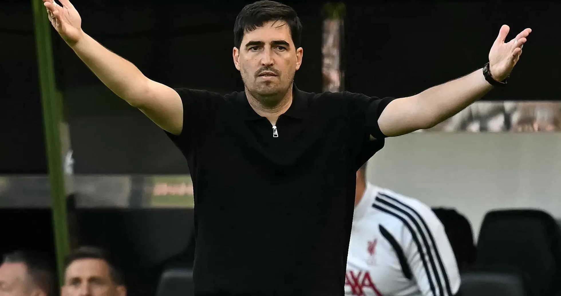 Məşqçi oyun zamanı komandasına əmr verir