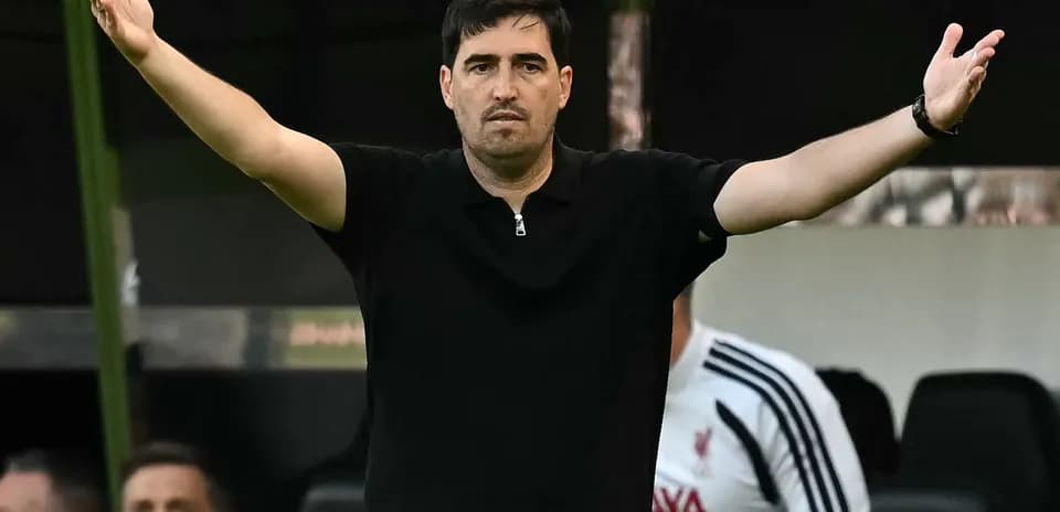 Məşqçi oyun zamanı komandasına əmr verir