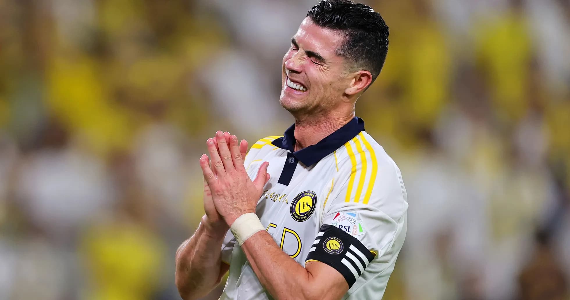 Futbolçu dua edərək sevinclə gülür