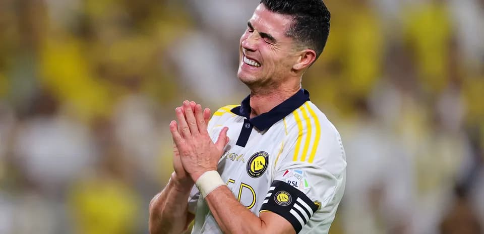 Futbolçu dua edərək sevinclə gülür