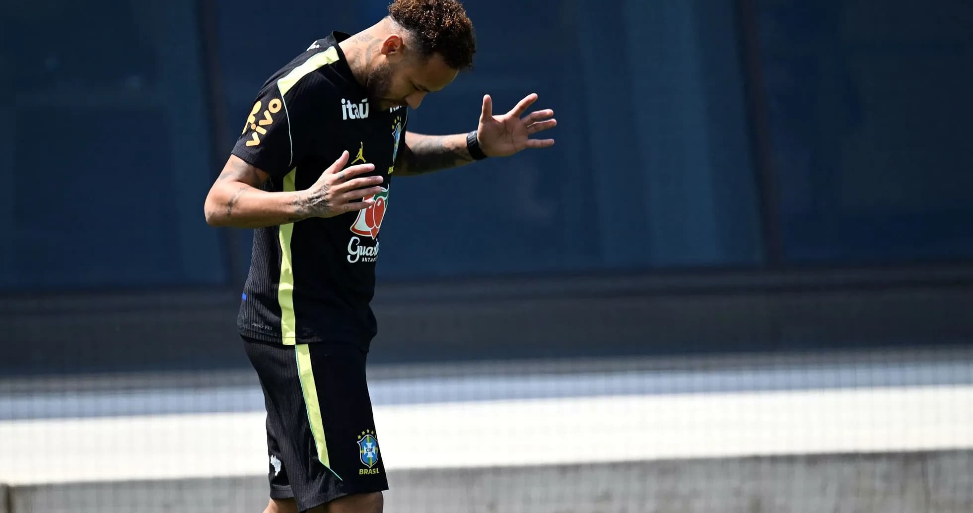 Futbolçu məşq zamanı əlini qaldırıb