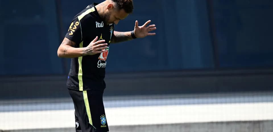 Futbolçu məşq zamanı əlini qaldırıb