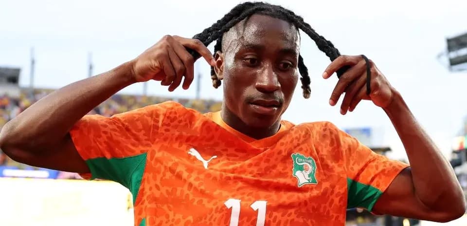 Futbolçu 11 nömrəli forma ilə meydanda