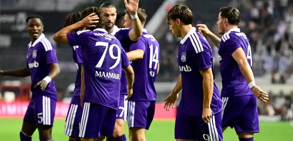 Anderlecht futbolçuları qələbə sevinci yaşayır