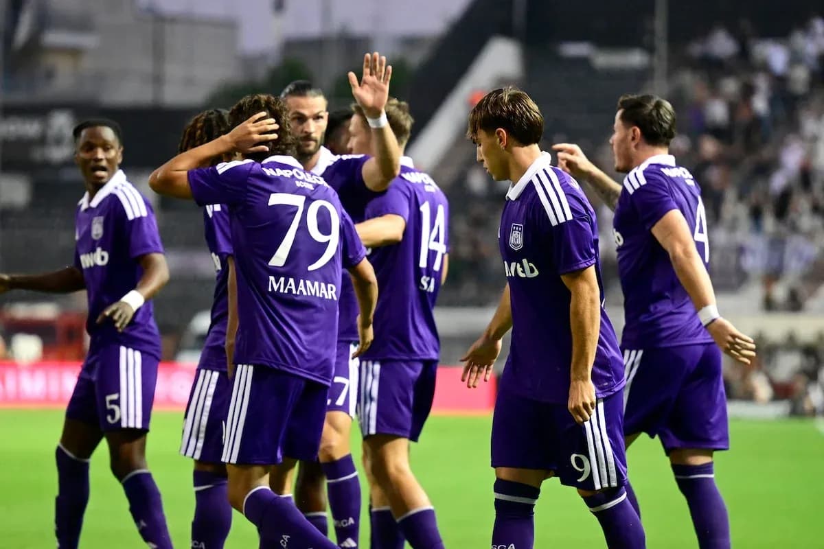 Anderlecht futbolçuları qələbə sevinci yaşayır