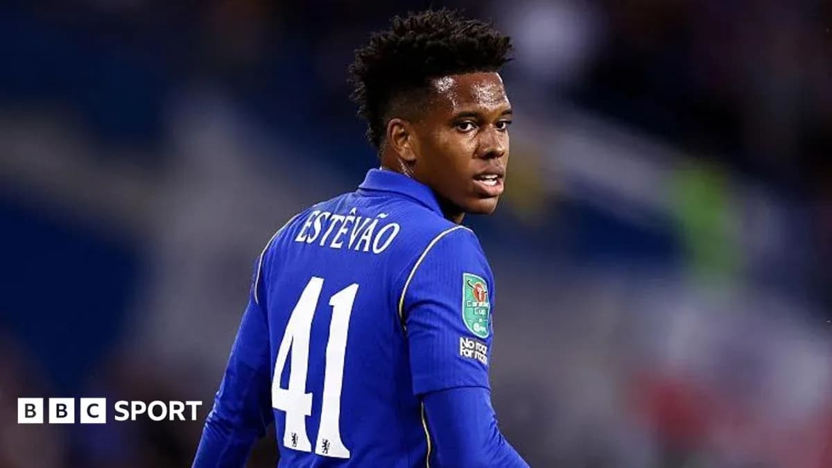 Futbolçu Estevão 41 nömrəli forma ilə meydanda