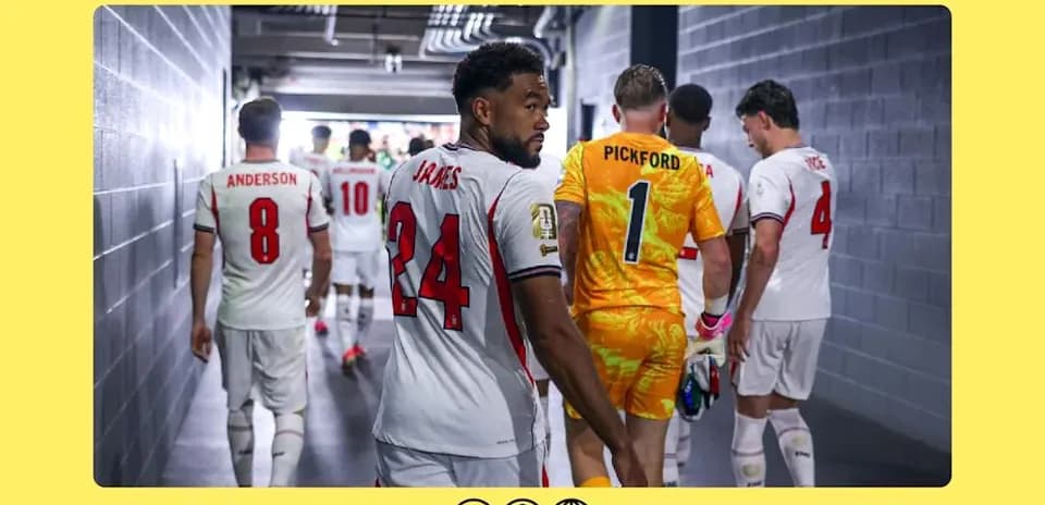 Futbolçular tüneldən meydana doğru gedirlər