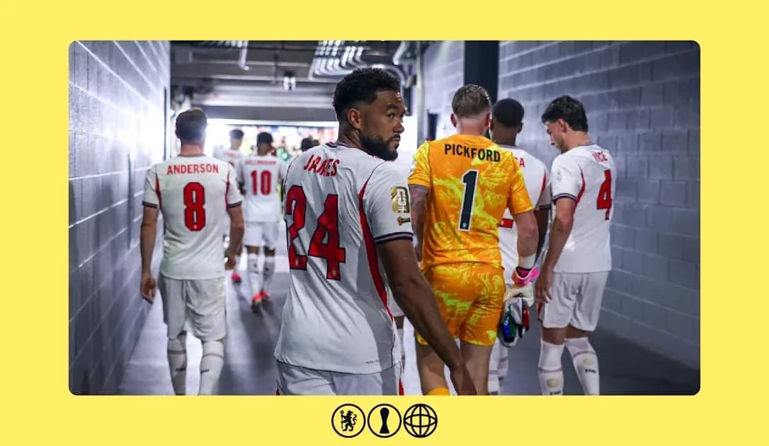 Futbolçular tüneldən meydana doğru gedirlər