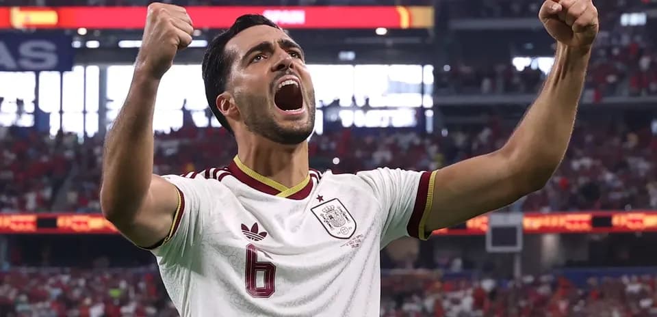 İspaniya futbolçusu sevinclə qollarını qaldırıb