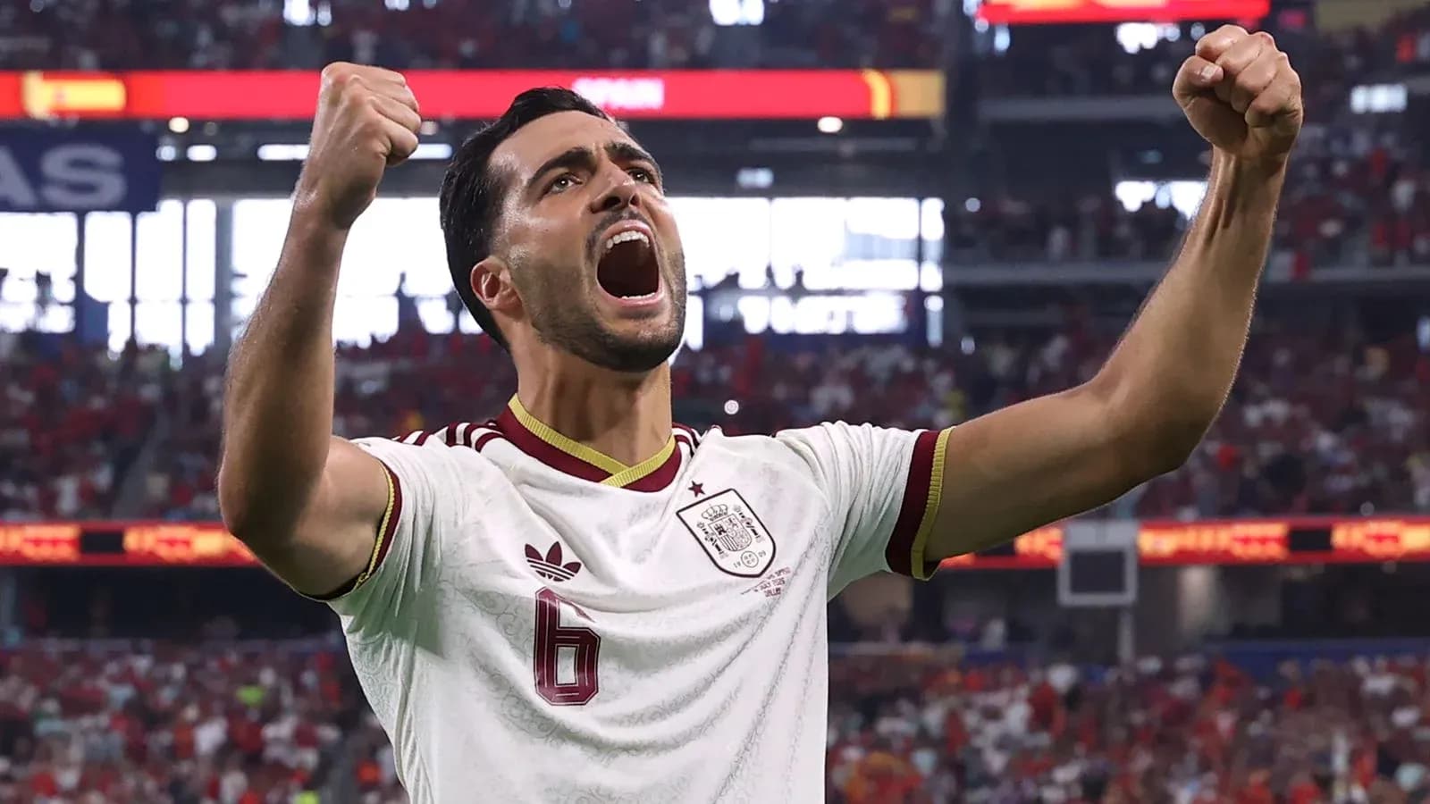 İspaniya futbolçusu sevinclə qollarını qaldırıb