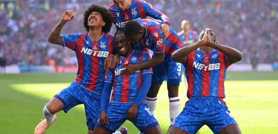 Crystal Palace oyunçuları sevinir
