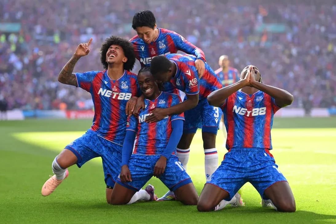 Crystal Palace oyunçuları sevinir