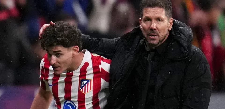 Atlético Madrid player and coach during match
