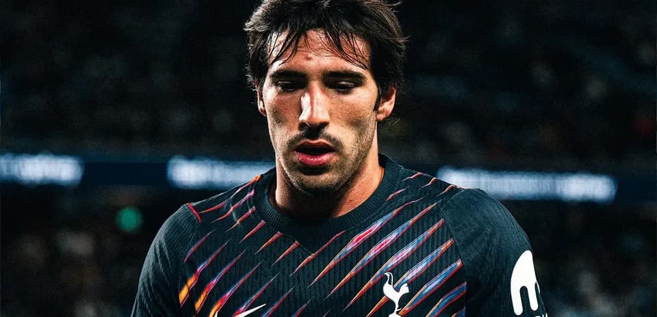 Futbolçu Tottenham forması geyinib, düşüncəli görünür