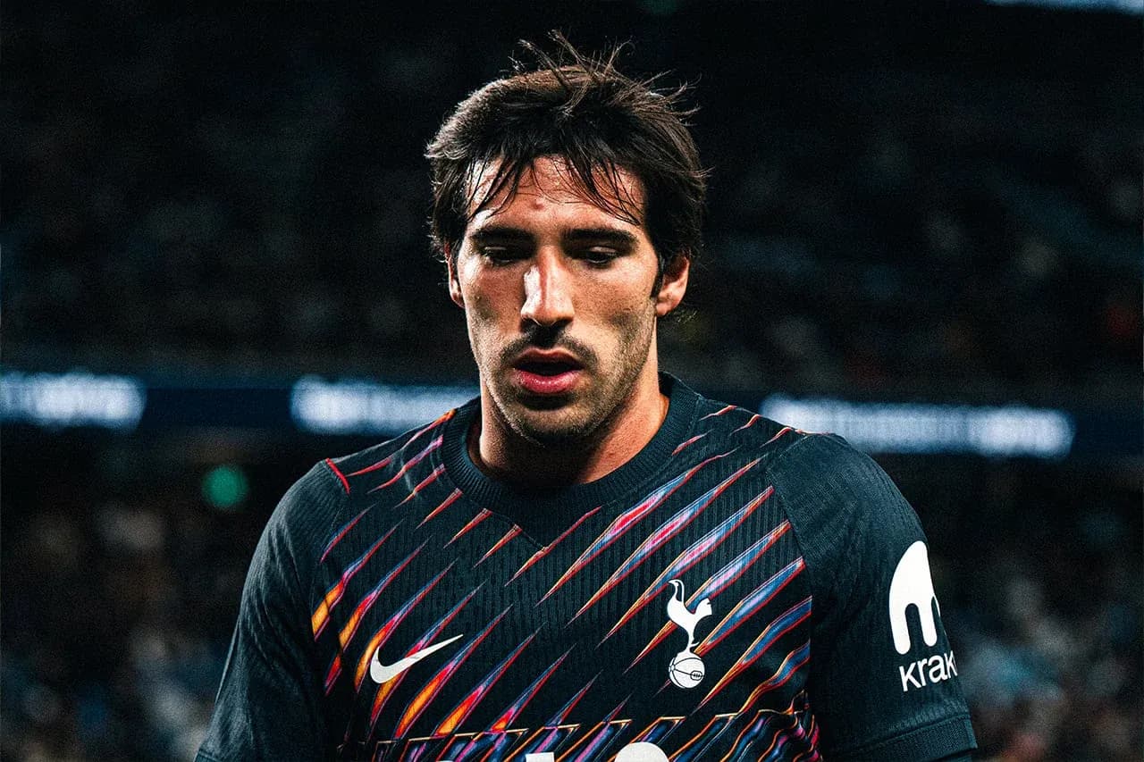 Futbolçu Tottenham forması geyinib, düşüncəli görünür