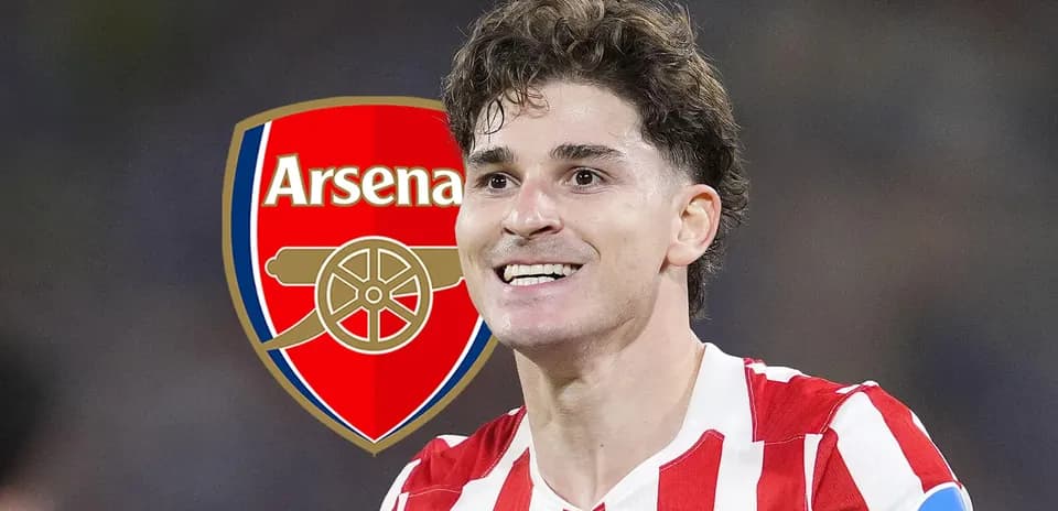 Futbolçu Arsenal logosu arxa planda gülümsəyir